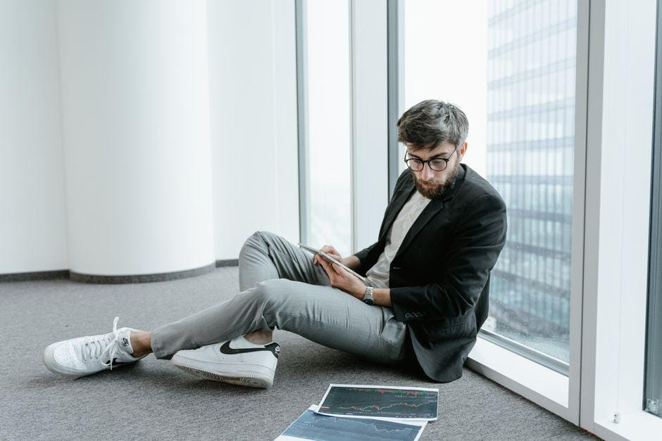 Comparing Swing Trading vs Index Funds: Returns and Risks comparing swing trading and index funds — financial market analysis and trading insights for investors