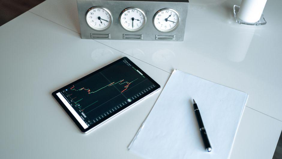 How to Use Dividend Stocks to Time Market Entries how use dividend stocks time market — financial market analysis and trading insights for investors