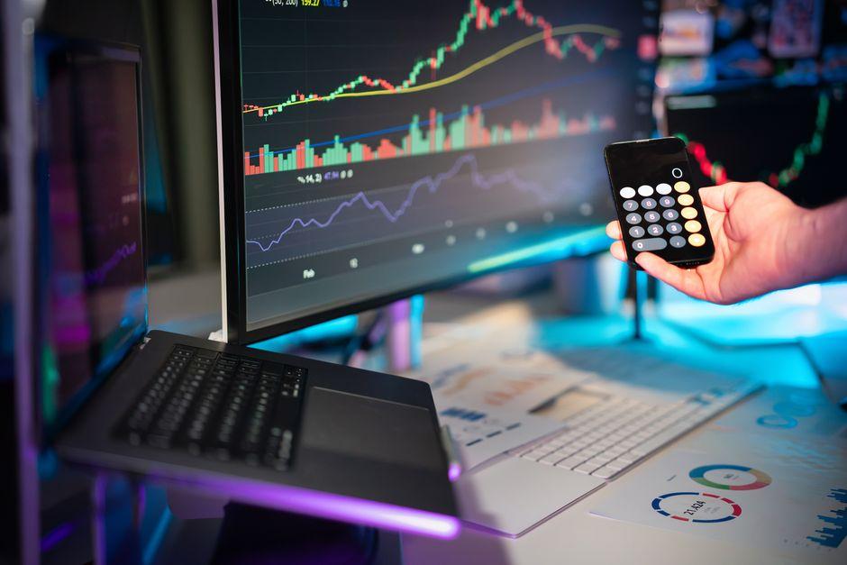 Intraday Trading vs Tech Stocks: Key Differences Explained intraday trading tech stocks key differences — financial market analysis and trading insights for investors