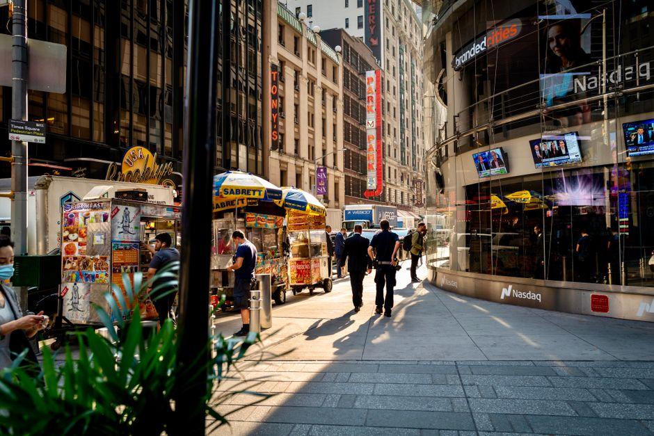 Gold vs Nasdaq 2027: Where Should You Invest Now? gold nasdaq where should you invest — financial market analysis and trading insights for investors