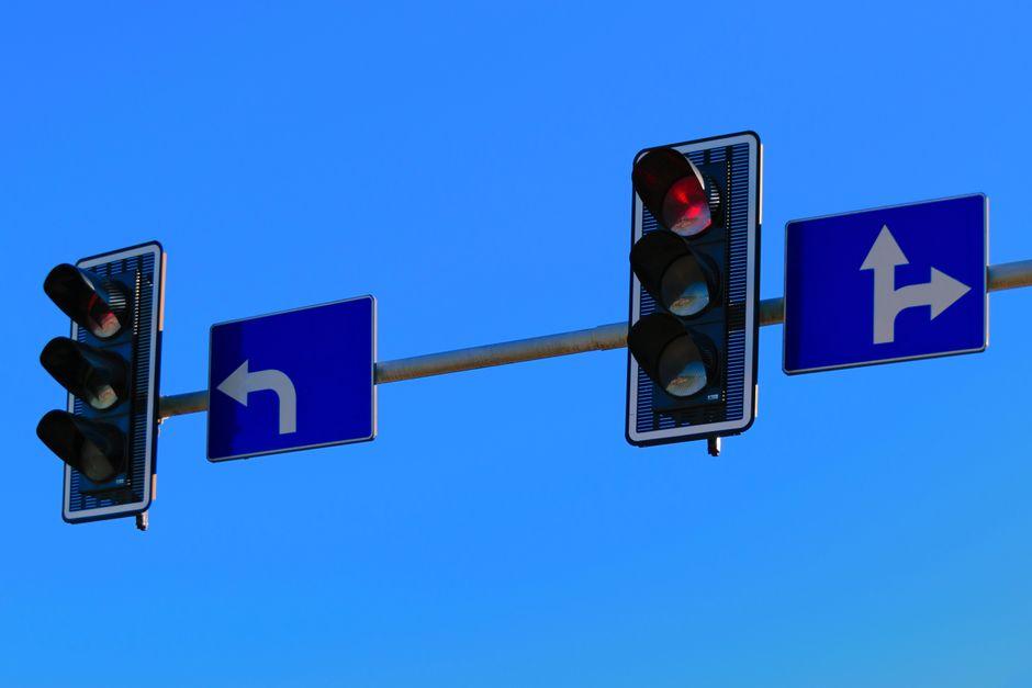 how delta divergence signals smart money — financial market analysis and trading insights for investors