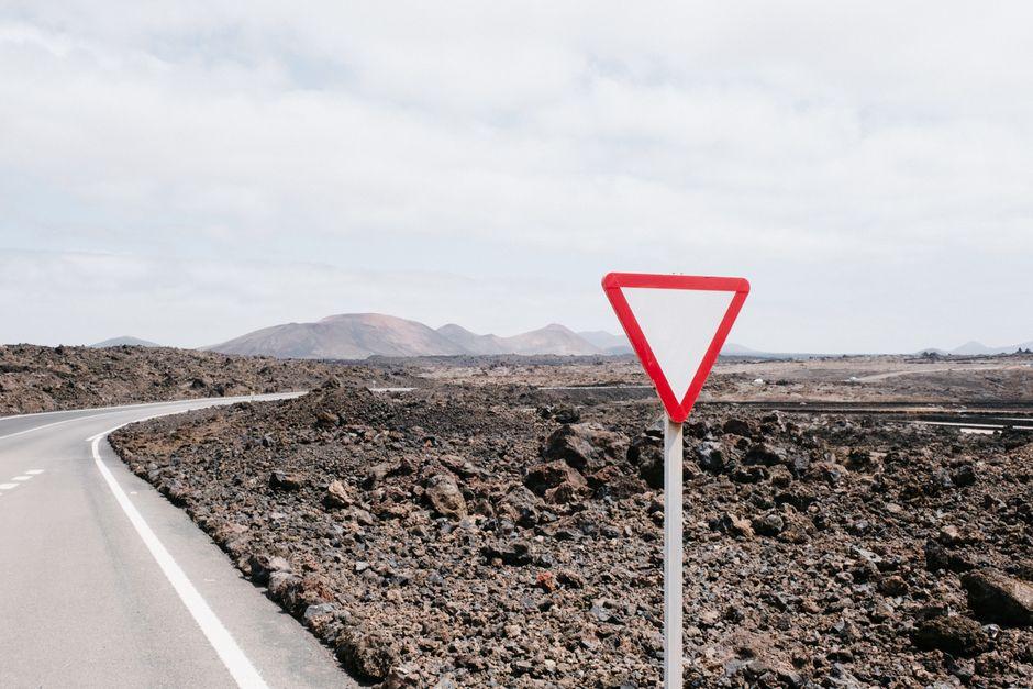 how yield curve inversion impacts currency — financial market analysis and trading insights for investors