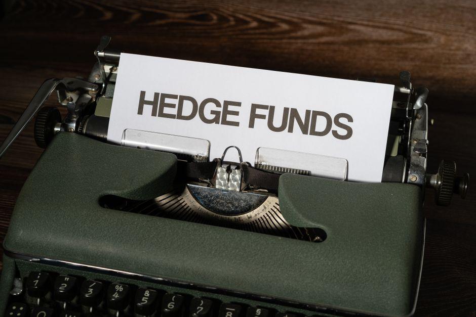 institutional hedging mechanics and smart money — financial market analysis and trading insights for investors