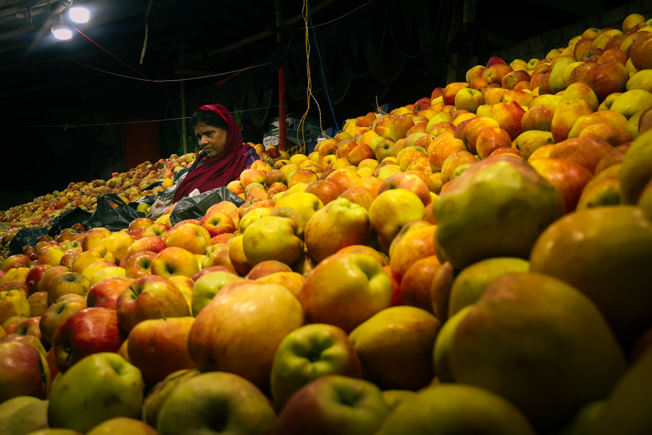 apple stock buy sell — financial market analysis and trading insights for investors