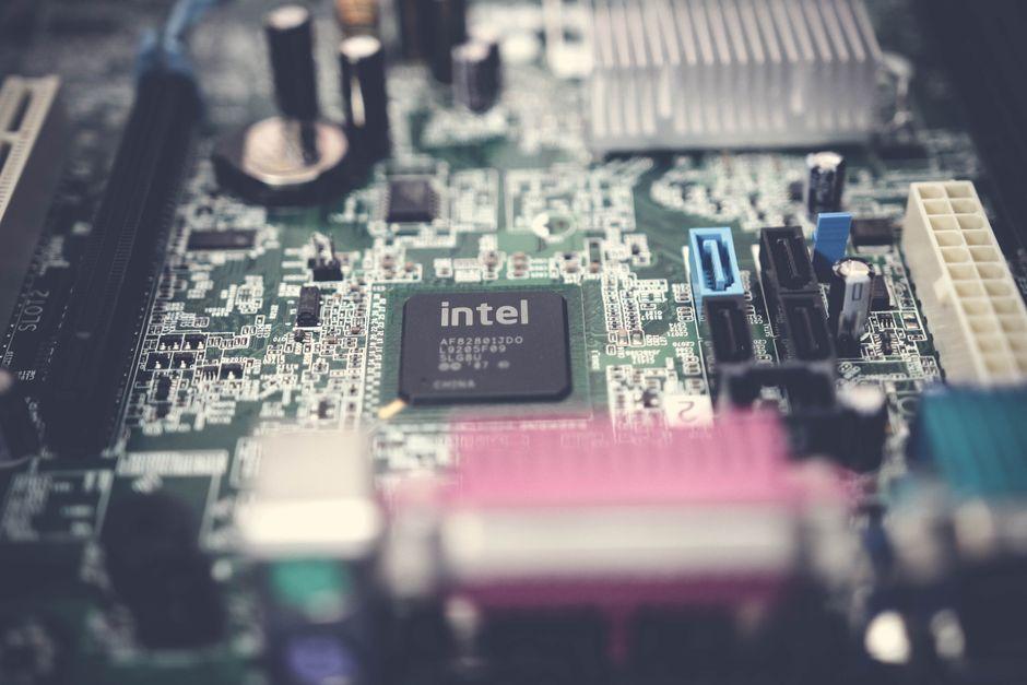 intel stock buy sell — financial market analysis and trading insights for investors
